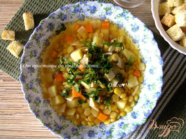 Фото приготовление рецепта: Гороховый суп с копченым кальмаром шаг №7