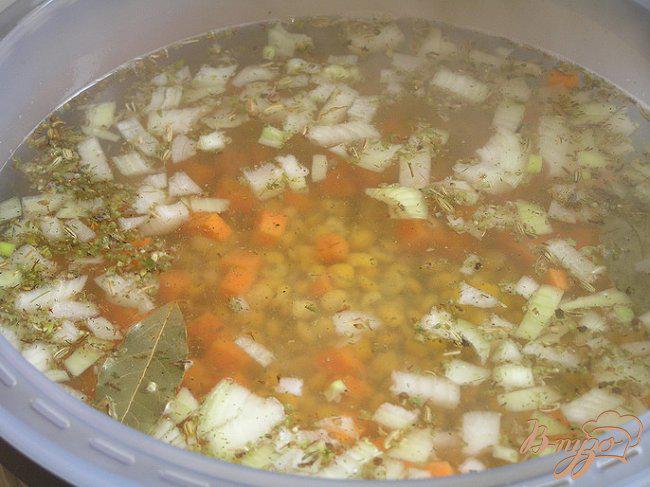 Фото приготовление рецепта: Гороховый суп с копченым кальмаром шаг №3