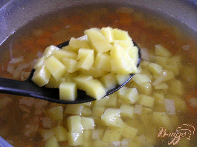 Фото приготовление рецепта: Гороховый суп с копченым кальмаром шаг №4