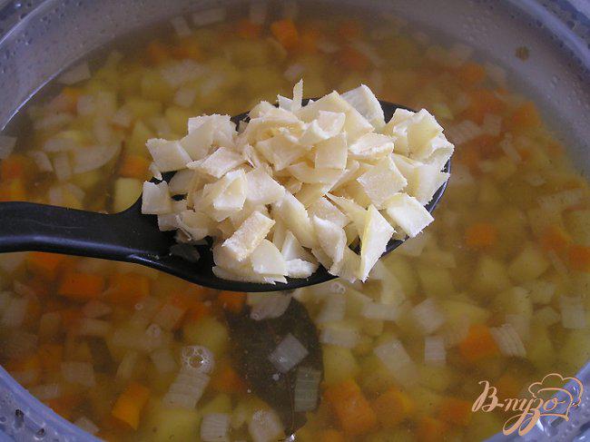 Фото приготовление рецепта: Гороховый суп с копченым кальмаром шаг №5