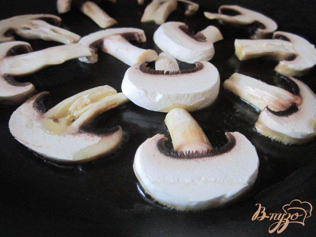 Фото приготовление рецепта: Тартина с рикоттой, грибами и сладким перцем шаг №3