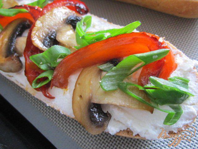 Фото приготовление рецепта: Тартина с рикоттой, грибами и сладким перцем шаг №7