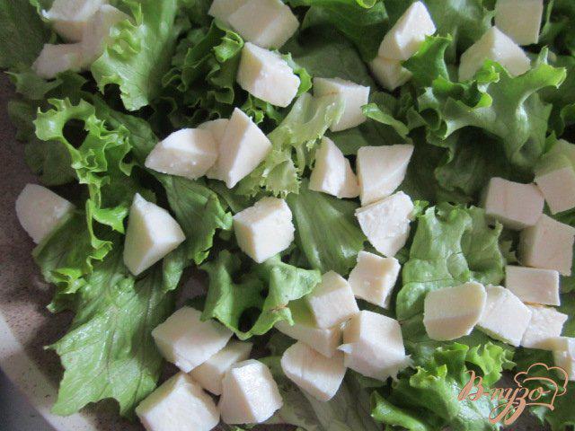 Фото приготовление рецепта: Салат с сыром, кусочками арбуза и ветчиной шаг №4