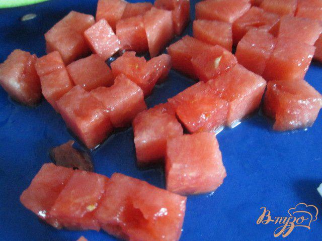 Фото приготовление рецепта: Салат с сыром, кусочками арбуза и ветчиной шаг №3