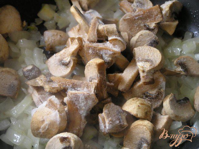 Фото приготовление рецепта: Чебуреки с желтой чечевицей и грибами шаг №6