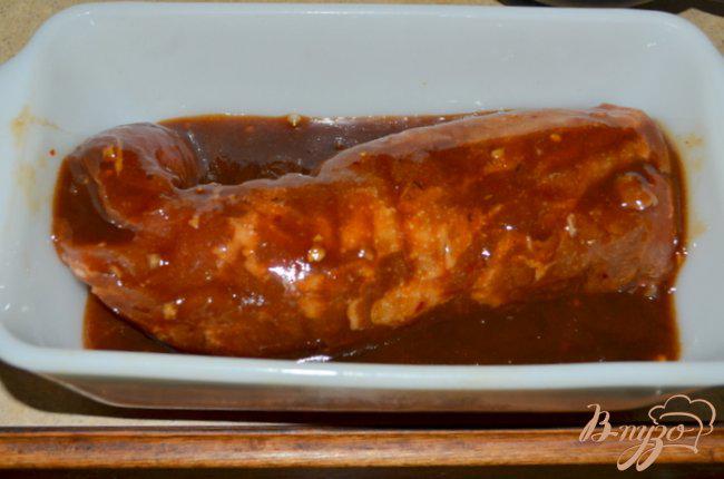 Фото приготовление рецепта: Свиная вырезка в маринаде барбекю шаг №3