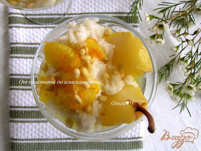 Фото приготовление рецепта: Рисовый пудинг в кокосовых сливках с грушей, апельсиновым соусом и кедровыми орешками шаг №7