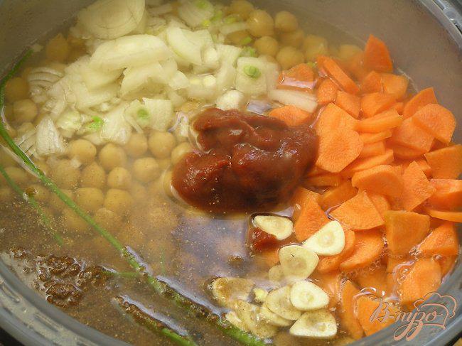 Фото приготовление рецепта: Пряный суп с нутом, овощами и тмином шаг №3