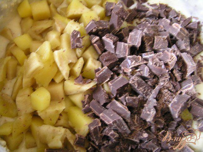 Фото приготовление рецепта: Кекс с овсяными отрубями, манго и темным шоколадом шаг №7