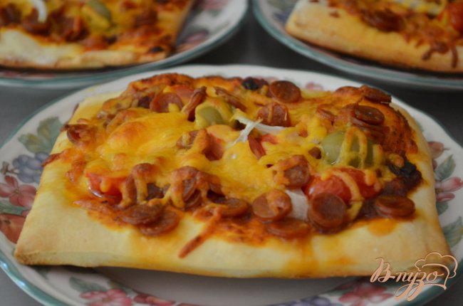 Фото приготовление рецепта: Квадратная пицца с колбасой шаг №6