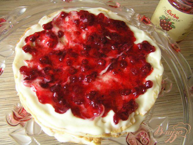 Фото приготовление рецепта: Торт «Наполеон» с кремом Муслин и брусничным соусом шаг №12