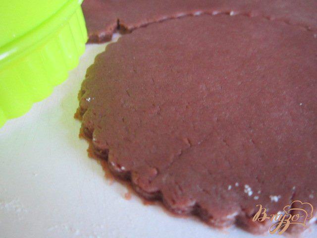 Фото приготовление рецепта: Шоколадные тарталетки с лимонным кремом шаг №9