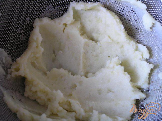Фото приготовление рецепта: Картофельные «эклеры» с творожным сыром, двумя видами риса и форелью шаг №1