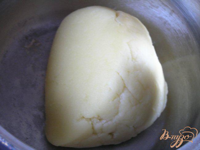 Фото приготовление рецепта: Картофельные «эклеры» с творожным сыром, двумя видами риса и форелью шаг №4