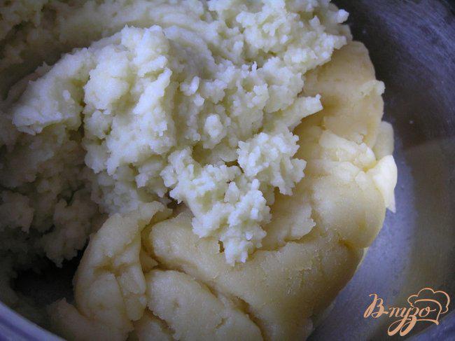 Фото приготовление рецепта: Картофельные «эклеры» с творожным сыром, двумя видами риса и форелью шаг №5