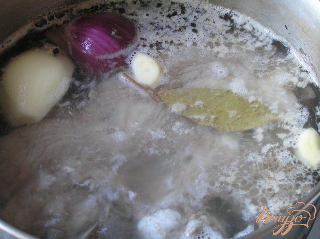 Фото приготовление рецепта: Суп из свинины с зеленой гречкой и томатами шаг №1