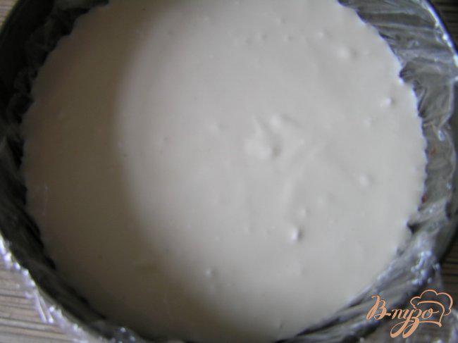 Фото приготовление рецепта: Творожно-зефирный торт с вишней шаг №6
