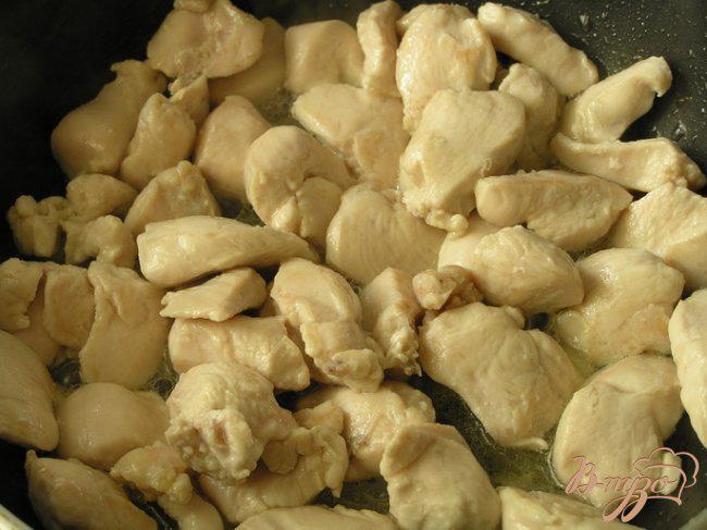 Фото приготовление рецепта: Курица с рисом под соусом «Морнэ» шаг №1