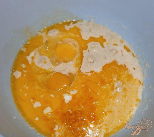 Фото приготовление рецепта: Апельсиновый пирог с шоколадом шаг №2
