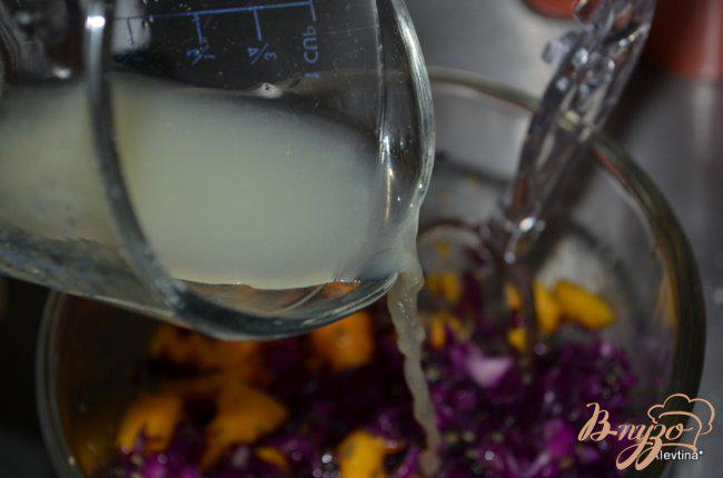 Фото приготовление рецепта: Салат с красной капустой и манго шаг №2