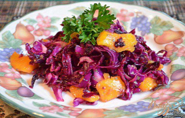 Фото приготовление рецепта: Салат с красной капустой и манго шаг №3