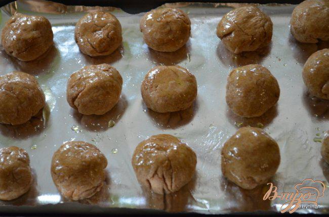 Фото приготовление рецепта: Хлебные булочки с маком, кунжутом и семечками. шаг №4