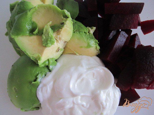 Фото приготовление рецепта: Свекольный крем с авокадо и яблоком шаг №2