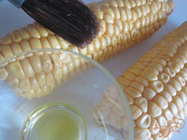 Фото приготовление рецепта: Запеченая кукуруза с розмарином шаг №4