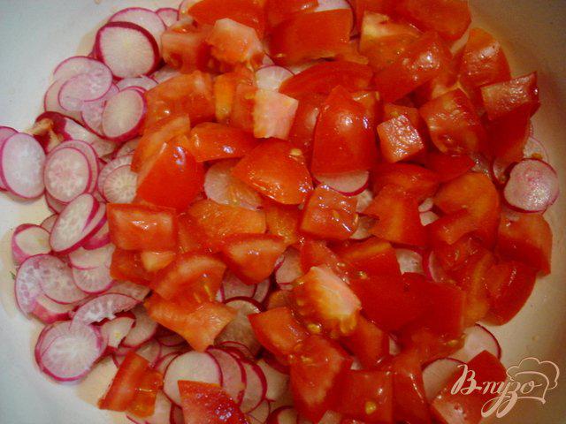 Фото приготовление рецепта: Салат из редиса, помидоров и мяты шаг №3