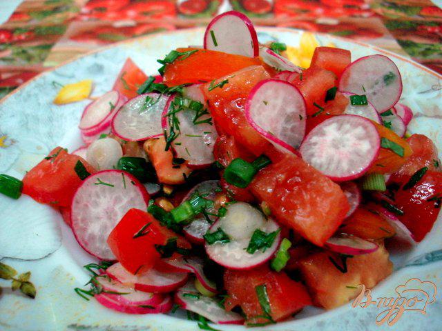 Фото приготовление рецепта: Салат из редиса, помидоров и мяты шаг №7