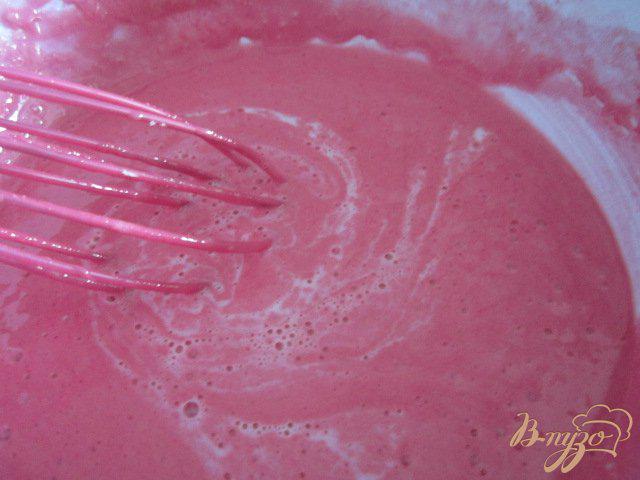 Фото приготовление рецепта: Розовые блинчики шаг №4