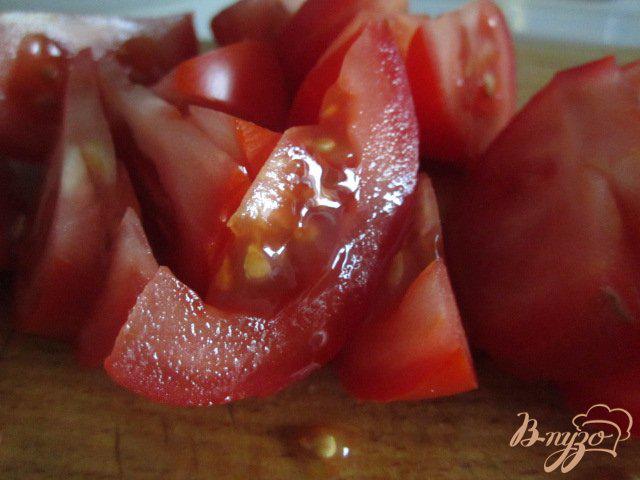 Фото приготовление рецепта: Салат с томатами, оливками и сыром Фета шаг №2