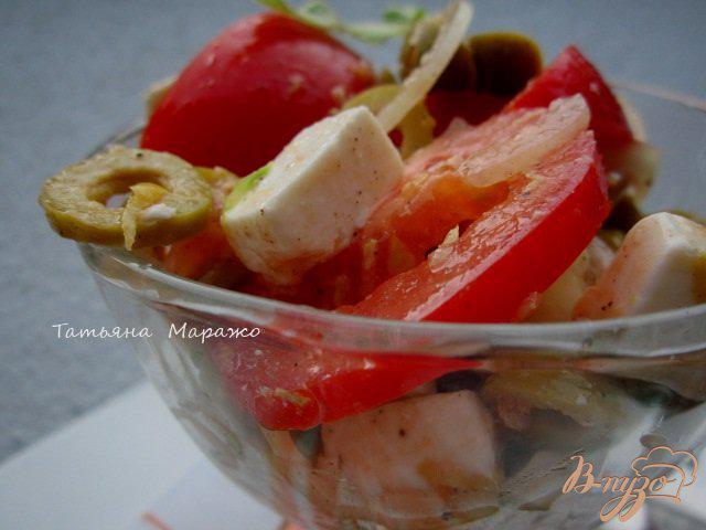 Фото приготовление рецепта: Салат с томатами, оливками и сыром Фета шаг №7