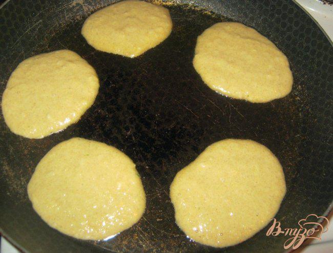 Фото приготовление рецепта: Капустные оладушки из ржаной муки шаг №3