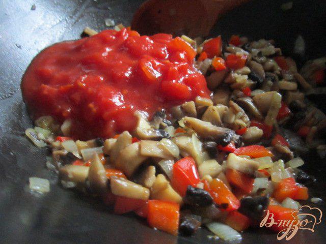 Фото приготовление рецепта: Фузилли с томатно-овощным соусом шаг №3