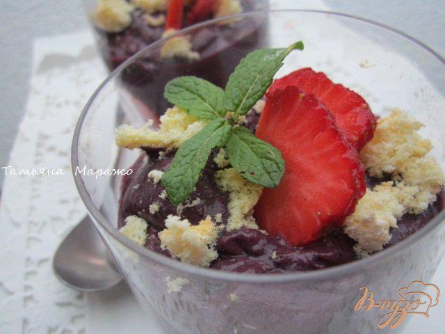 Фото приготовление рецепта: Десерт с мороженым и клубникой шаг №6
