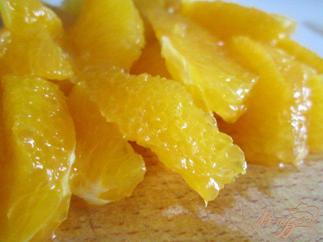 Фото приготовление рецепта: Овощной салат с апельсином и сыром Фета шаг №2
