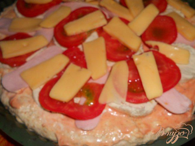 Фото приготовление рецепта: Пицца с колбасой и сосисками шаг №4