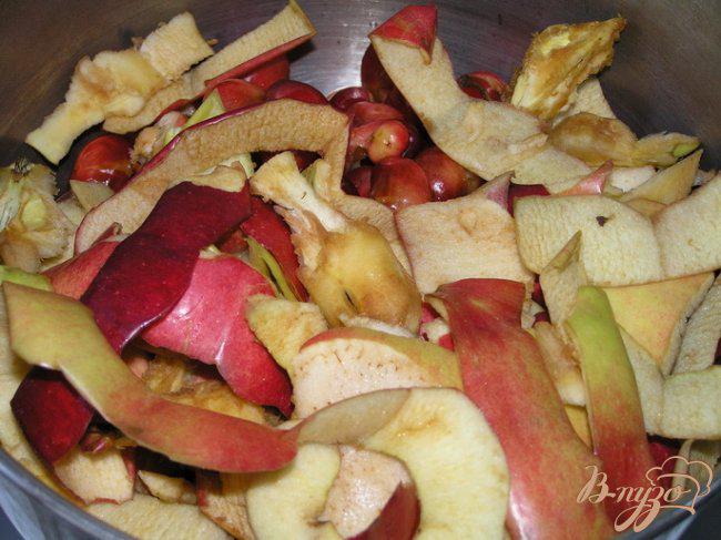 Фото приготовление рецепта: Черешнево-яблочный компот с мятой шаг №2
