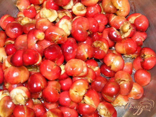 Фото приготовление рецепта: Черешнево-яблочный компот с мятой шаг №1