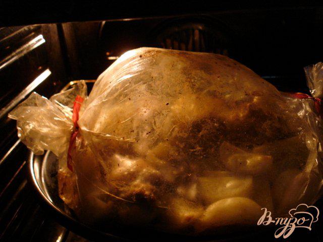 Фото приготовление рецепта: Куриные голени  запеченные с картофелем шаг №4