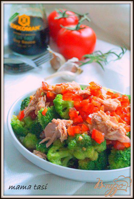 Фото приготовление рецепта: Салат из брокколи с тунцом. шаг №4
