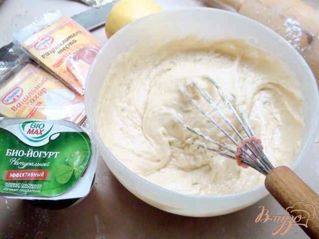 Фото приготовление рецепта: Кекс йогуртовый с лимонным кремом и глазурью. шаг №1