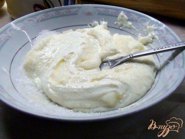 Фото приготовление рецепта: Кекс йогуртовый с лимонным кремом и глазурью. шаг №4