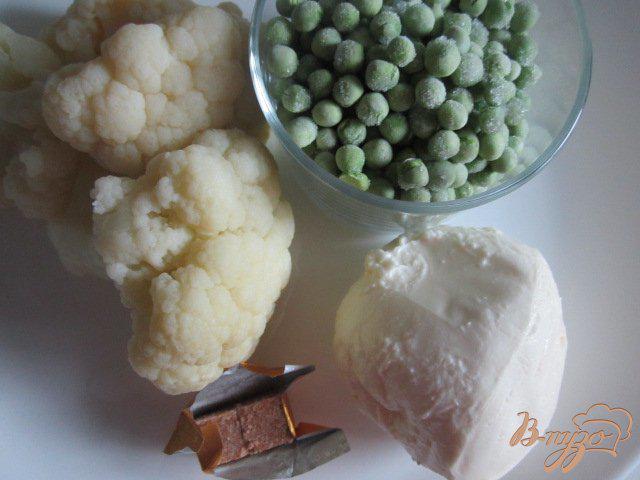 Фото приготовление рецепта: Суп-пюре из цветной капусты с зеленым горошком и Моцареллой шаг №1
