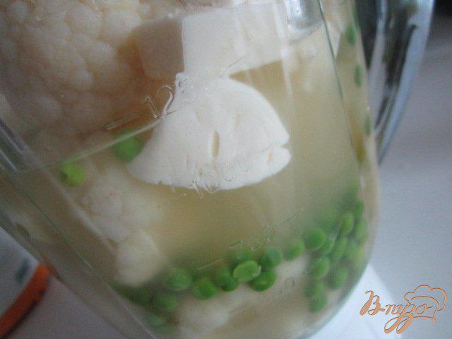 Фото приготовление рецепта: Суп-пюре из цветной капусты с зеленым горошком и Моцареллой шаг №4