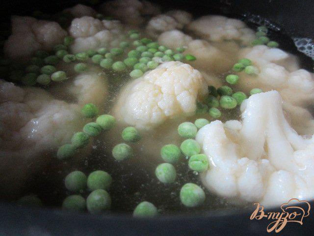 Фото приготовление рецепта: Суп-пюре из цветной капусты с зеленым горошком и Моцареллой шаг №2