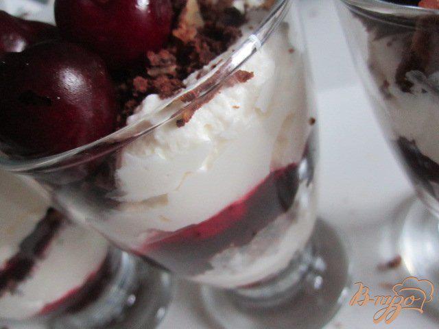 Фото приготовление рецепта: Вишневый десерт со взбитыми сливками шаг №6