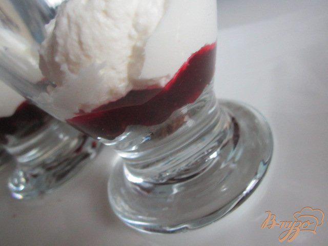 Фото приготовление рецепта: Вишневый десерт со взбитыми сливками шаг №5