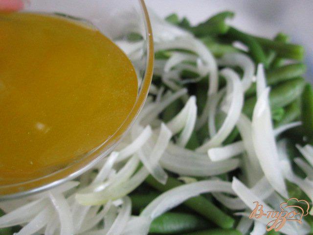 Фото приготовление рецепта: Салат со стручковой фасолью и сыром Фета шаг №7